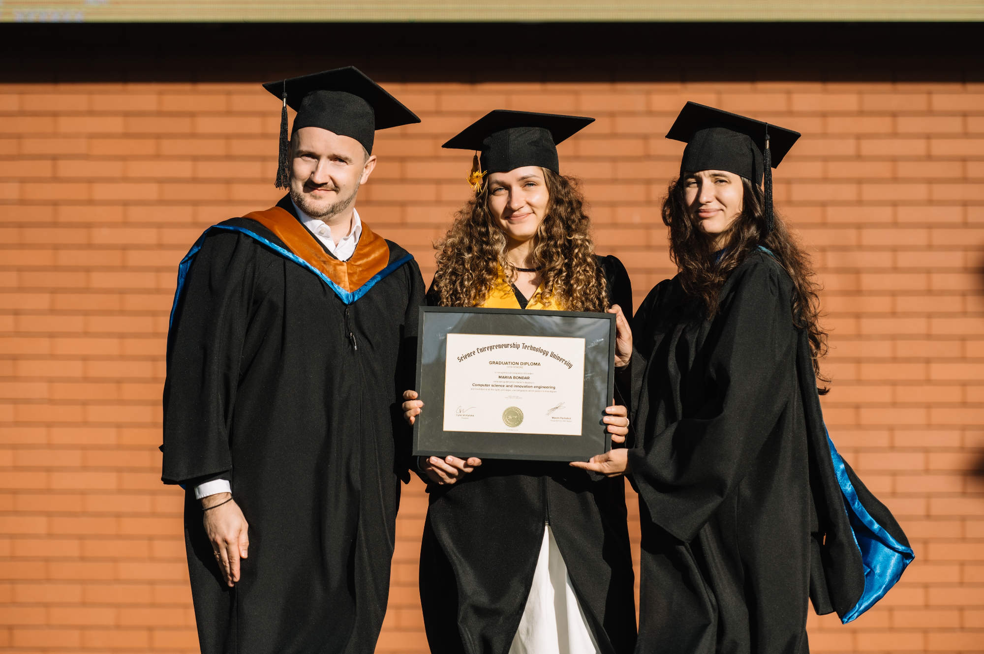 Вручення диплому на церемонії SET University