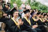 Випускники SET University аплодують на церемонії