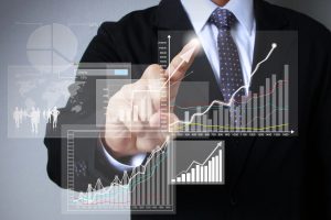 Бізнесмен і фінансові графіки