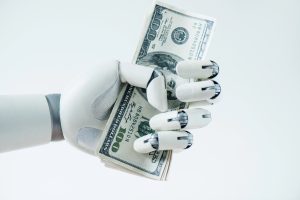 Рука робота з грошима