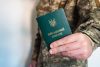 Військовий квиток у руках захисника