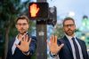 Двоє чоловіків у костюмах, жест «стоп», світлофор