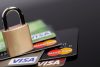 Банківські картки Visa та Mastercard, замок, чорний фон