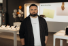 Чоловік, борода, магазин техніки, ноутбуки, MacBook Neo