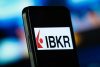 Смартфон, логотип, IBKR, брокер