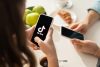 Смартфон, TikTok, сніданок, руки