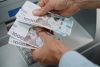 Гривня, банкомат, готівка, руки
