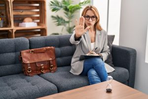 Жінка, жест стоп, портфель, диван
