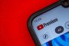 YouTube Premium, смартфон, підписка, червоний фон
