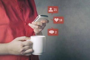Смартфон, лайки, підписники, кава