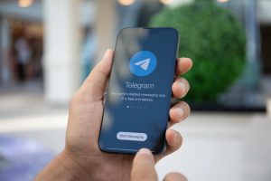 смартфон, Telegram, застосунок, рука