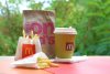 McDonald's, картопля фрі, кава, пакет, вулиця, зелень
