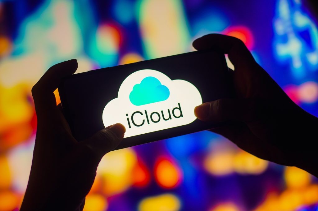 смартфон, iCloud, логотип, неонове тло, силует рук