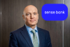 Чоловік у костюмі на фоні стіни