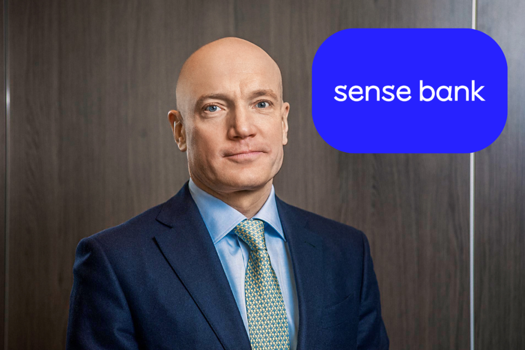 Чоловік у костюмі на фоні стіни