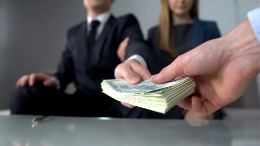 Подарунок у $100 тисяч, який шкодить: чому ранній спадок дітям часто обертається проти батьків. Фото: Depositphotos