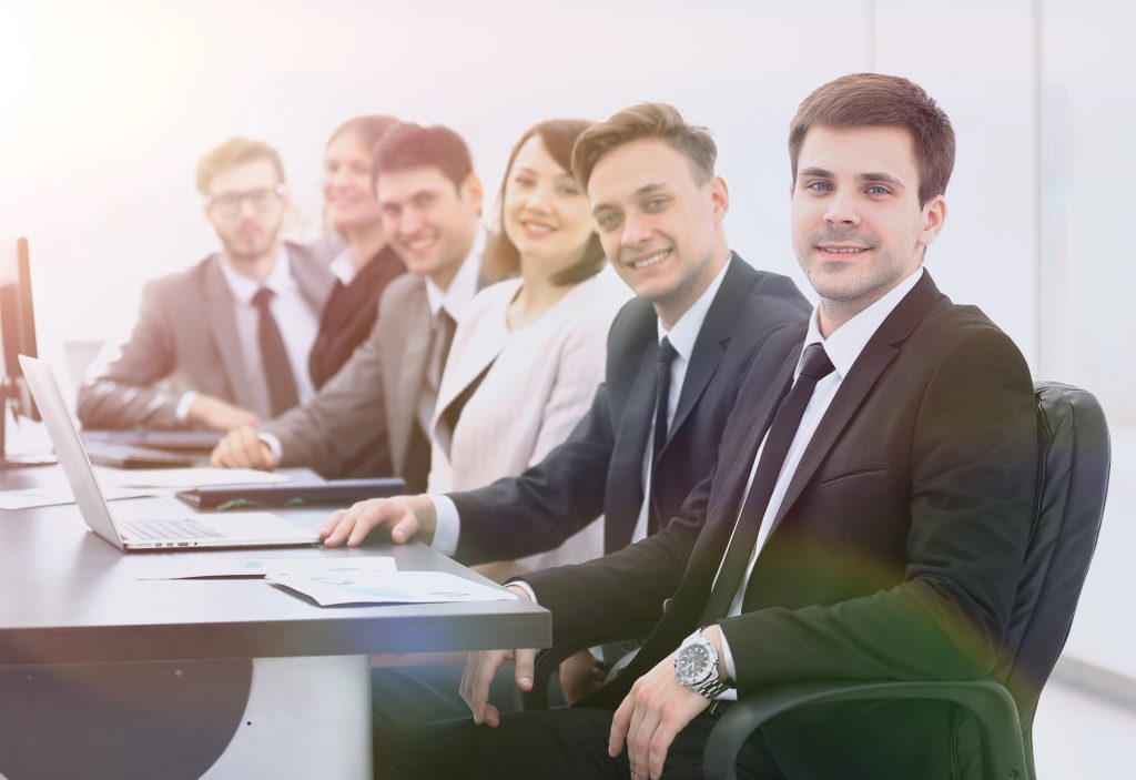 Чому 30% новачків звільняються за 90 днів — і як SmartExpert UA пропонує це змінити. Фото: Depositphotos