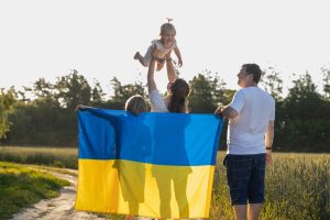 Близько 1,5 млн українців повернулися з-за кордону, але не всі — додому