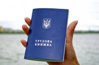 Немає трудової книжки? Уряд спростив підтвердження стажу для пенсії: які документи тепер приймуть. Фото: Depositphotos