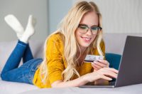82% українців стали економити на онлайн-покупках. Фото: Depositphotos