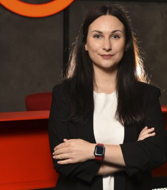 Юлія Далібук на фоті логотипу robota.ua