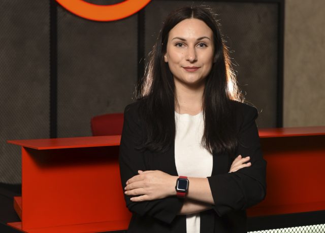 Юлія Далібук на фоті логотипу robota.ua