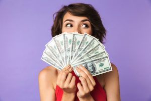 Вища зарплата пов'язана зі зниженням доброзичливості та екстраверсії. Психологи пояснюють, чому так відбувається. Фото: Depositphotos