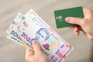Переказ від мами — без податку, від тітки — з податком: правила ДПС. Фото: Depositphotos